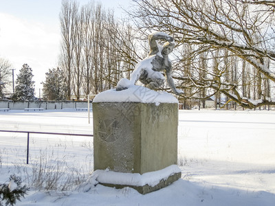 冬季足球运动员纪念碑足球运动员纪念碑高清图片