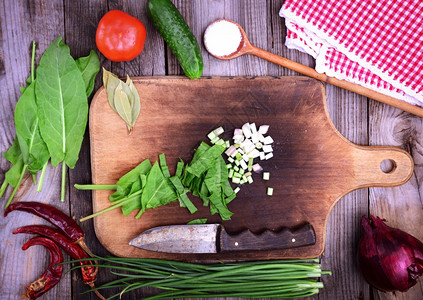 新鲜蔬菜用于沙拉切绿洋葱番茄黄瓜和生菜图片