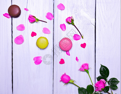 澳松板一束盛开的粉红玫瑰和三朵多彩红的毛松放在白木背景的上背景
