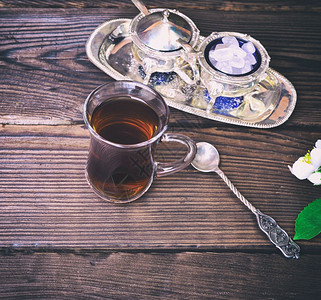 黑茶在木桌上土耳其玻璃杯中的黑茶图片