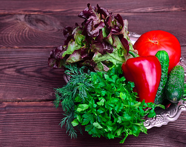 新鲜番茄蔬菜红辣椒和铁板面的食图片