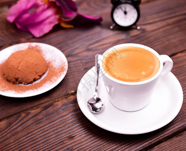 咖啡在白杯中配着茶碟和巧克力蛋糕图片