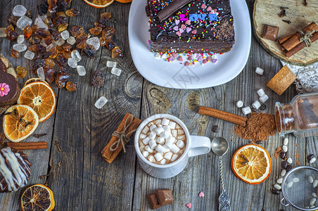 巧克力加棉花糖顶端风景桌子是用不同的甜和巧克力蛋糕制成的图片