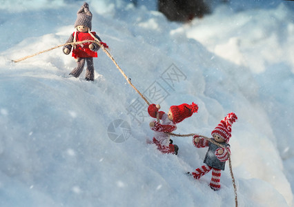 两个玩具小男人拿着绳子在冬天营救现场图片