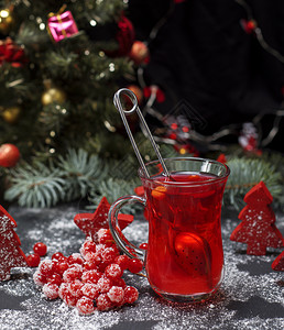 茶是清红的用在明亮玻璃杯中图片