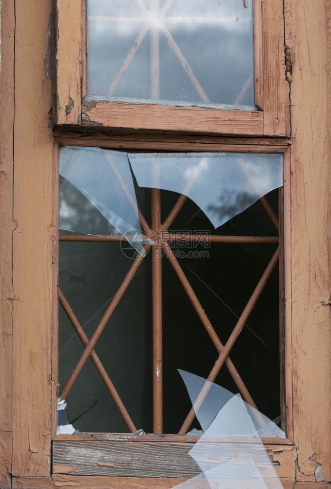 窗破碎的木图片