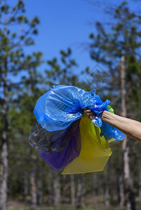 人手拿着许多色空透明袋用来收集自然垃圾人手拿着许多色空透明袋用来收集垃圾图片
