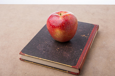 回到学校写信和书上苹果图片