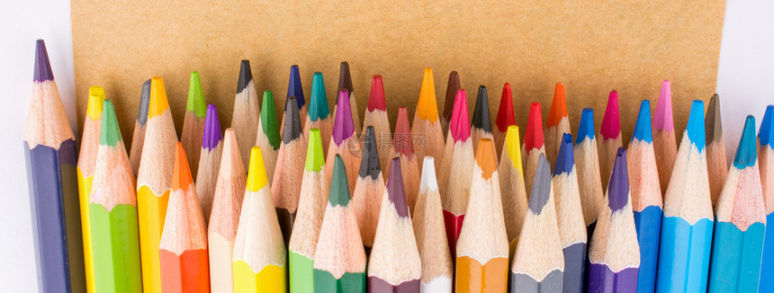 彩色铅笔和返回记本上的学校职称图片