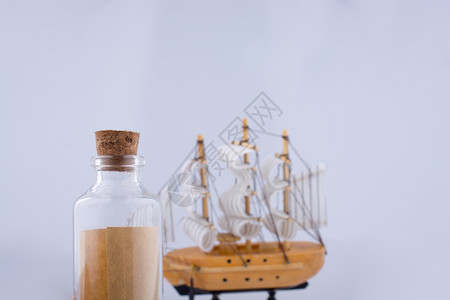 白色背景的小瓶子和帆船图片