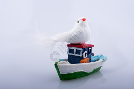 鲜少多彩的模特船白色背景的假鸟图片