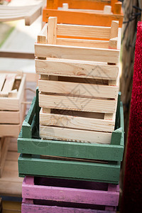 供市场销售的多彩木制空箱背景图片