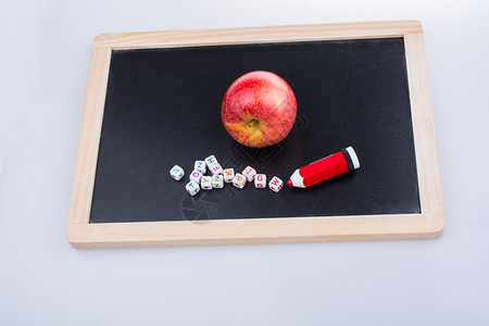 带着红苹果和棋盘回到学校主题图片