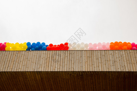 建筑物屋顶上的彩色气球图片