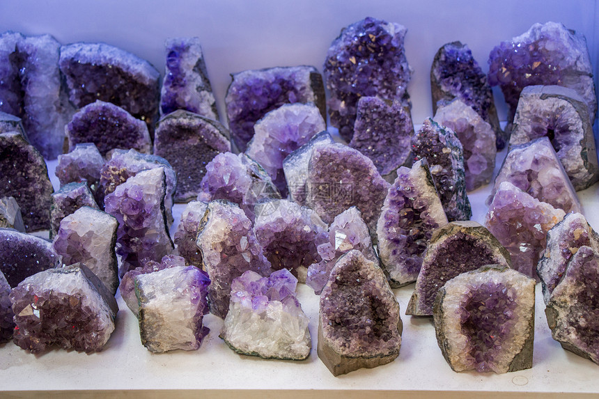 生紫罗兰含晶的美术家精华岩图片