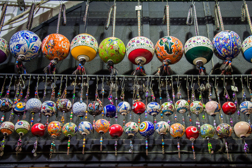 作为街头市场纪念品的多彩土耳其陶瓷球图片