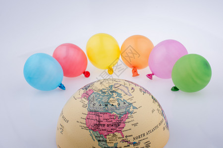 彩色气球分布在半个地周围图片