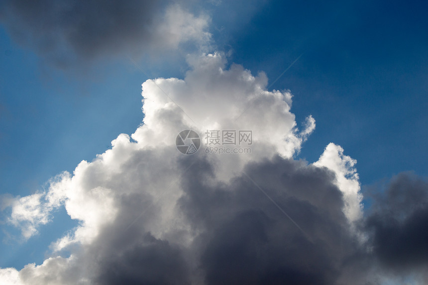 白云和在天空中图片
