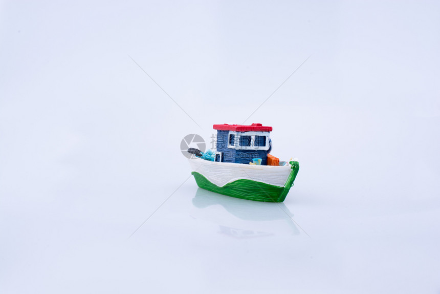 装有窗户的鲜花型船装有白色背景的窗户鲜花型船图片