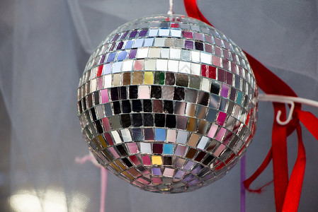 在迪斯科俱乐部跳舞的迪斯科舞会在迪斯科俱乐部跳舞用的带镜子的迪斯科球图片
