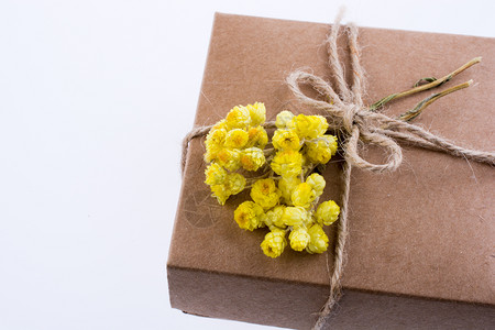 带鲜花的礼品盒包装白底黄色花朵图片
