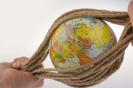 手里拿着用绳子包着的地球仪手拿着缠着绳子的地球仪图片