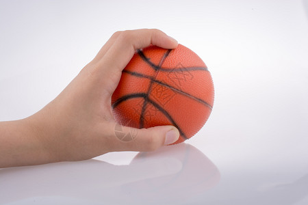 橙子篮球模型手持橙子篮模型白色背景背景图片