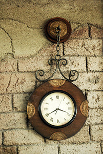 砖墙上的重版型时钟背景图片