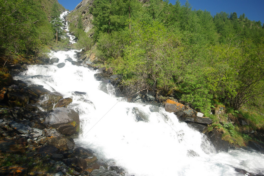 山中的河峡谷附近石头和岩河流附近的头和岩美丽的山地区河美丽地图片