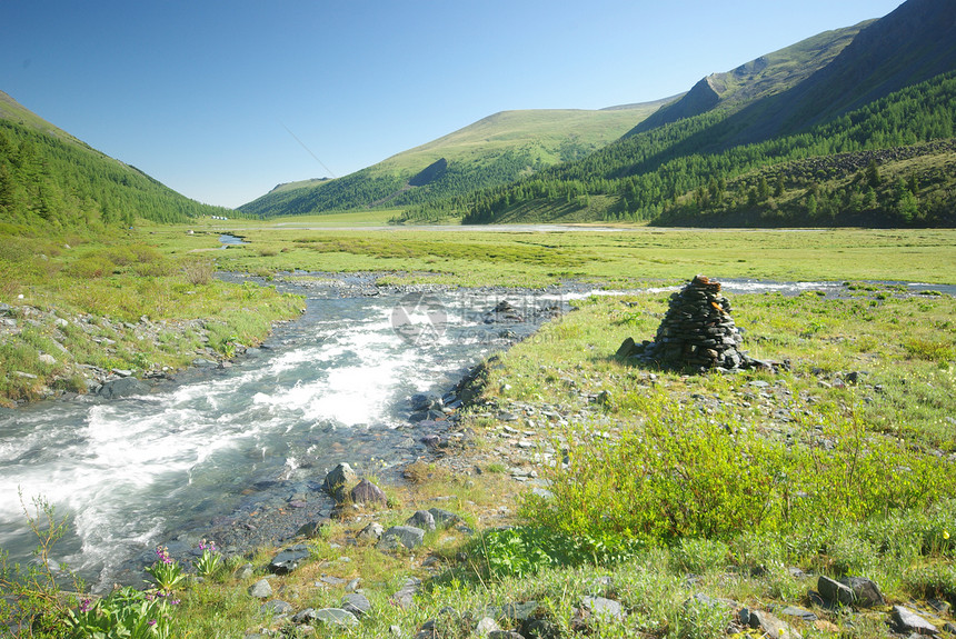 山中的河峡谷附近石头和岩河流附近的头和岩美丽的山地区河美丽地图片