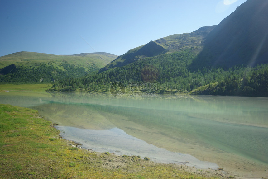 山中的河峡谷附近石头和岩河流附近的头和岩美丽的山地区河美丽地图片