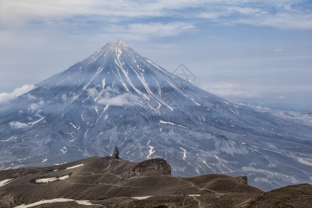 堪察特卡山脉和火堪察特卡佩宁山脉和火的美景堪察特卡半岛的美景阳光明媚的日子里山地脉湖和蓝天云层的夏季全景欧拉西亚俄罗斯远东堪察特背景图片