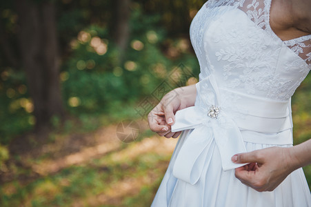 女孩穿着婚纱1674年的婚纱图片