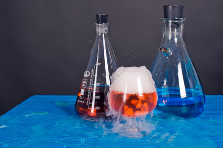 和一杯干冰种化学反应图片