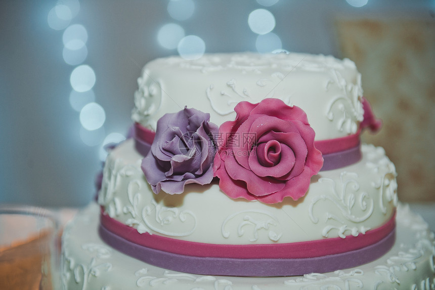 206年的玫瑰婚礼蛋糕盛大的婚礼蛋糕盛着玫瑰图片
