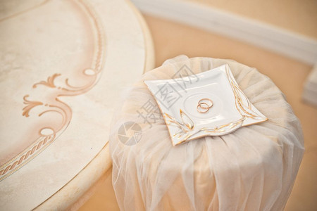 新婚夫妇在蜜蜂厅举行婚礼时的戒指图片
