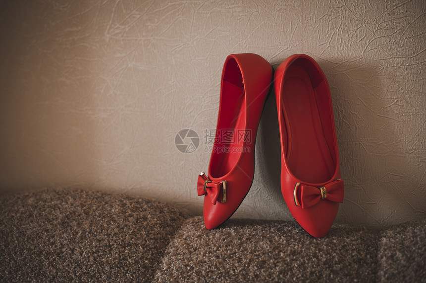 漂亮的红鞋贴在墙上图片