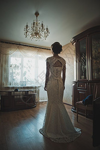 新娘的婚纱在窗边新娘的户是2306图片