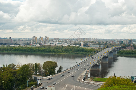 在尼日诺夫哥罗德的伏尔加河桥穿过的图片