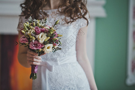年轻新娘花着一束鲜2647年新娘手中的一束鲜花图片