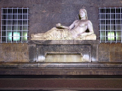 意大利都灵多拉河夜间都灵多拉神像意大利都灵多拉河神像背景图片
