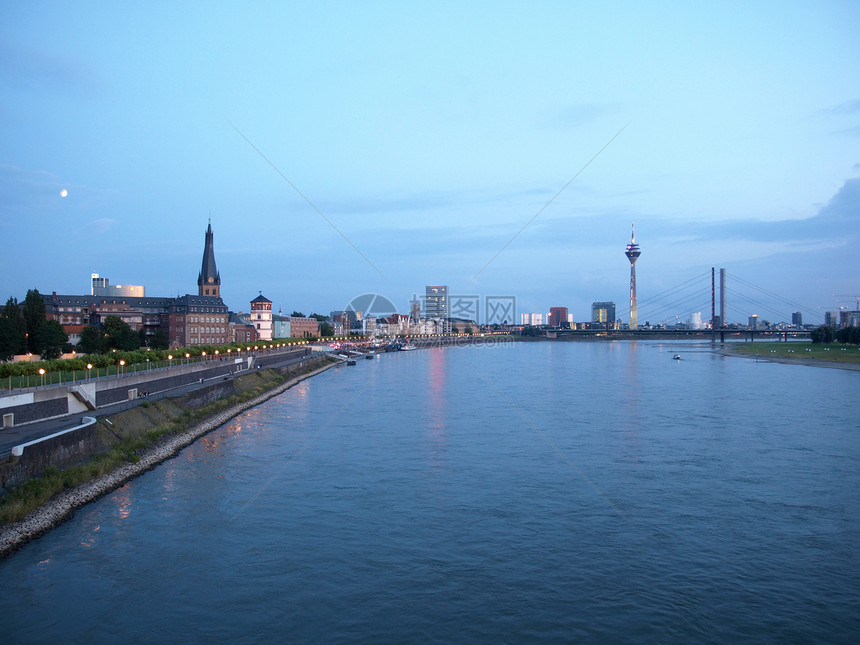 晚上与Rheinturm河和Rheinturm河的杜塞尔多夫天线德国杜塞尔多夫图片