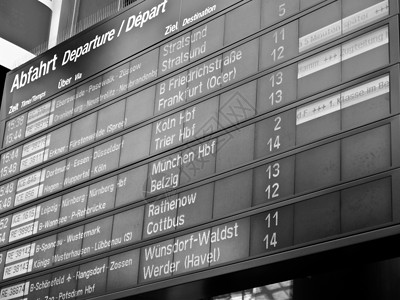 时间表在车站或机场按时间表显示出入境和离检查火车高清图片素材