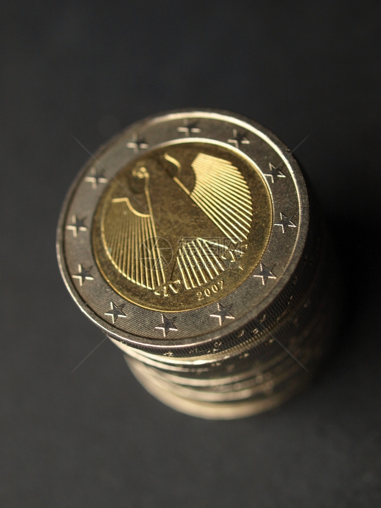 欧元硬币黑上两欧元硬币图片