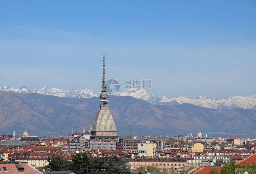 都灵市托里诺从山丘上看到的天线全景图片