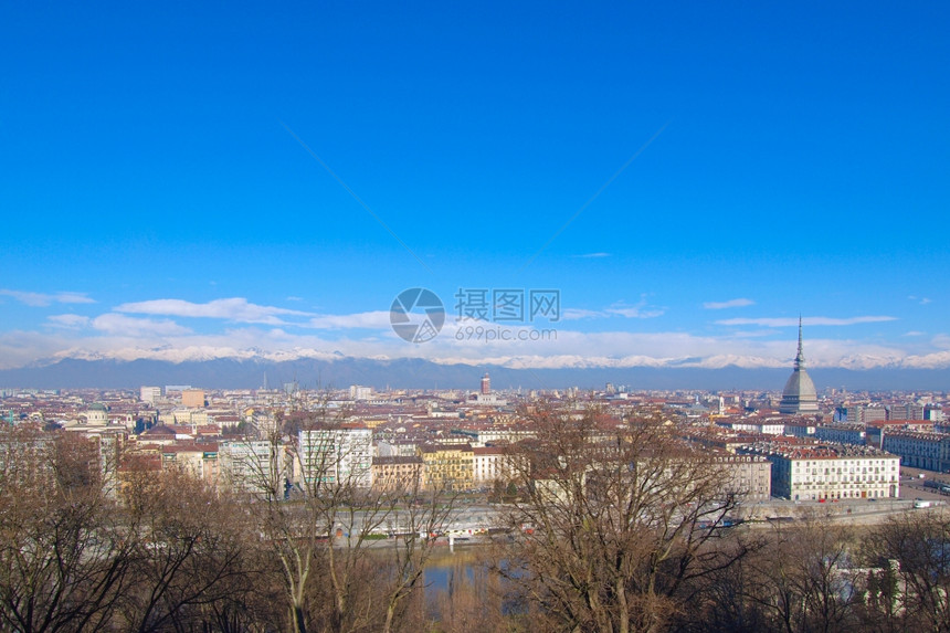 都灵市托里诺从山丘上看到的天线全景图片