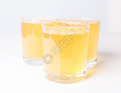 非洲大陆早餐桌上的菠萝汁玻璃杯高清图片