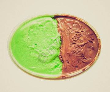 旧冰淇淋的冰淇淋孤立在白色背景上图片