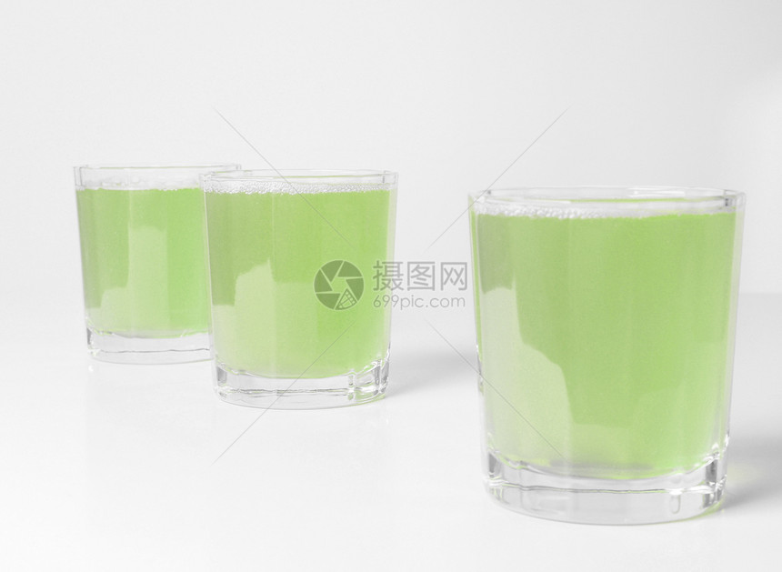 非洲大陆早餐桌上绿色苹果汁玻璃杯图片