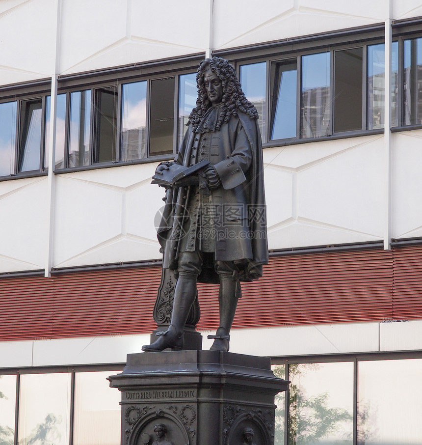 莱布尼茨邓克马尔莱比锡德国哲学家戈特弗里德威廉莱布尼茨的莱布尼茨登克马尔纪念碑矗立在莱比锡大学校园内图片